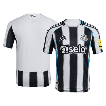 Camiseta de fútbol del Newcastle United, versión jugador, local, temporada 2025/26, blanca y negra.
