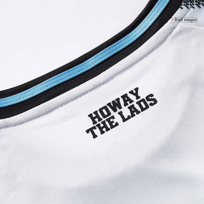 Camiseta de local del Newcastle United 2025/26, blanca y negra.