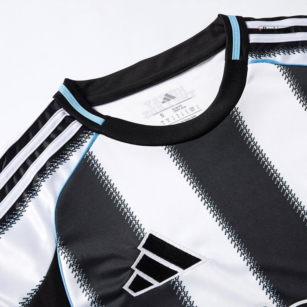 Camiseta de local del Newcastle United 2025/26, blanca y negra.