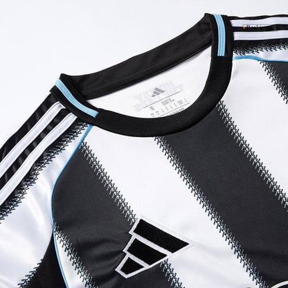 Camiseta de local del Newcastle United 2025/26, blanca y negra.