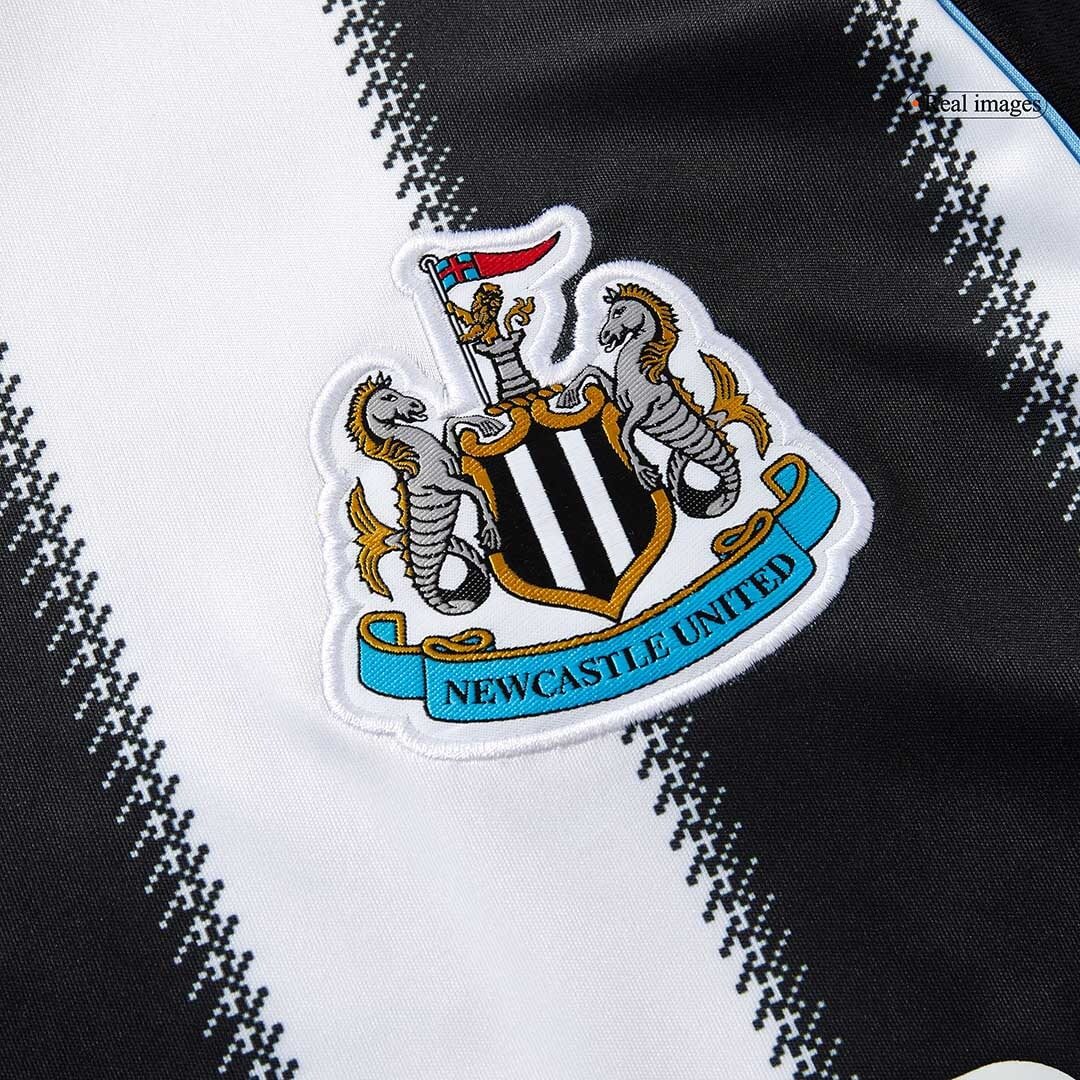 Camiseta de local del Newcastle United 2025/26, blanca y negra.