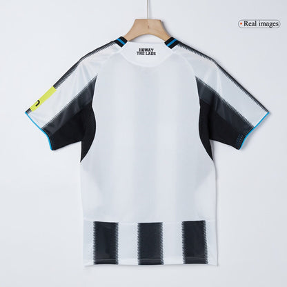 Camiseta de fútbol del Newcastle United, versión jugador, local, temporada 2025/26, blanca y negra.