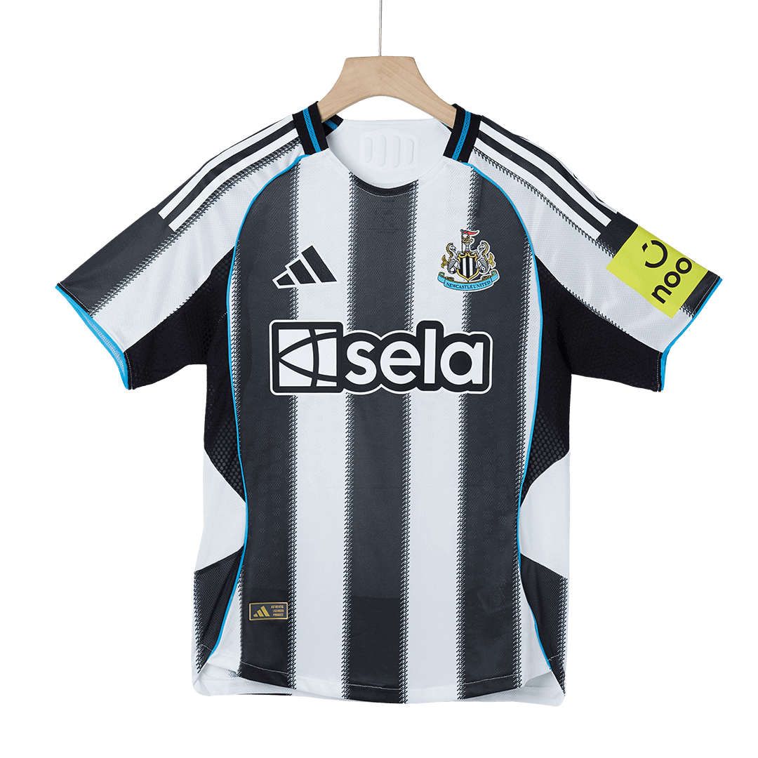 Camiseta de fútbol del Newcastle United, versión jugador, local, temporada 2025/26, blanca y negra.