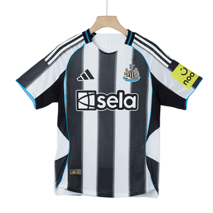 Camiseta de fútbol del Newcastle United, versión jugador, local, temporada 2025/26, blanca y negra.