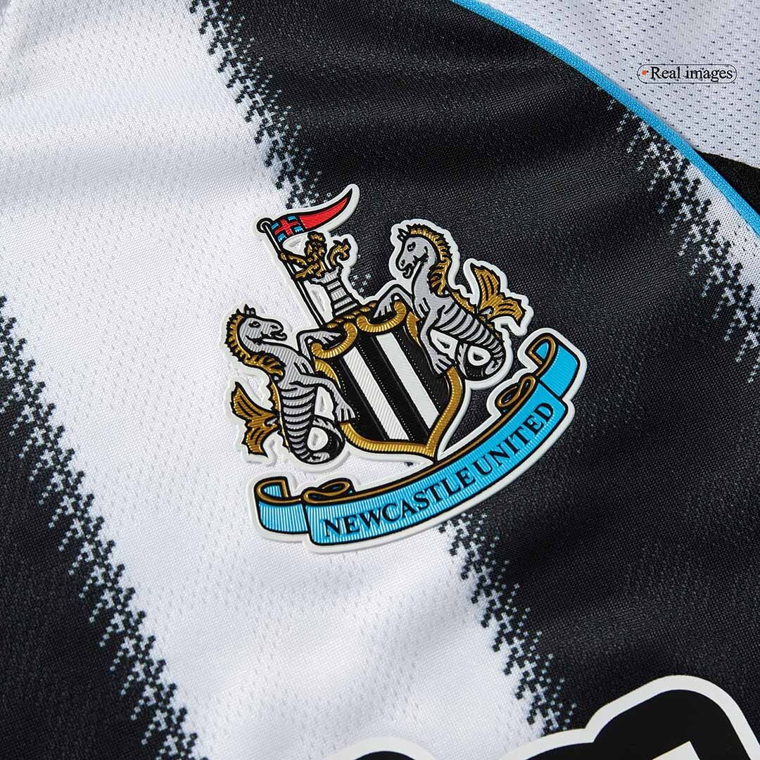 Camiseta de fútbol del Newcastle United, versión jugador, local, temporada 2025/26, blanca y negra.