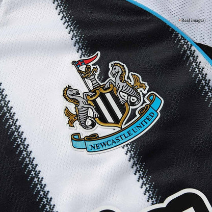 Camiseta de fútbol del Newcastle United, versión jugador, local, temporada 2025/26, blanca y negra.