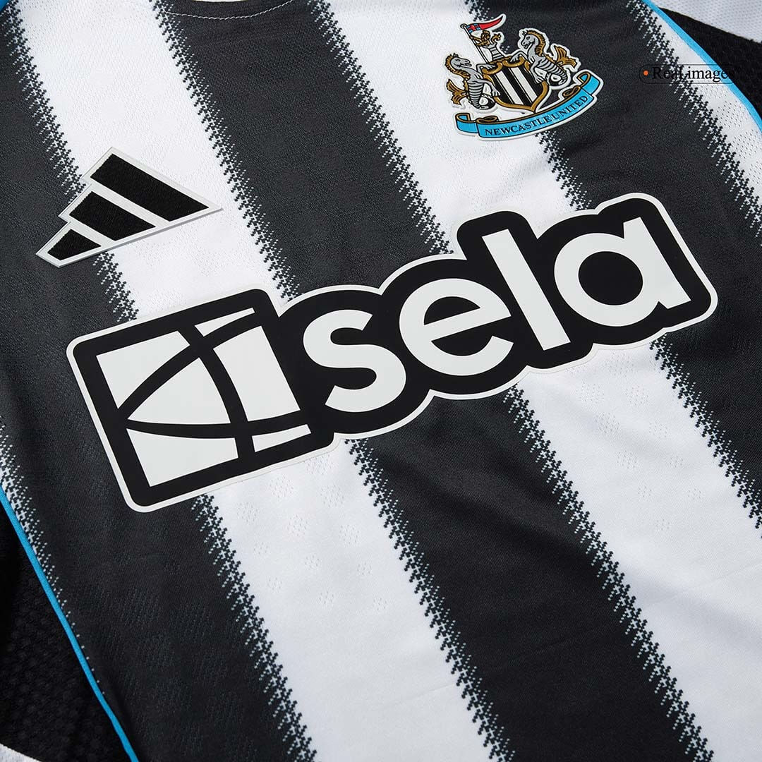 Camiseta de fútbol del Newcastle United, versión jugador, local, temporada 2025/26, blanca y negra.