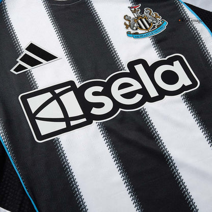 Camiseta de fútbol del Newcastle United, versión jugador, local, temporada 2025/26, blanca y negra.