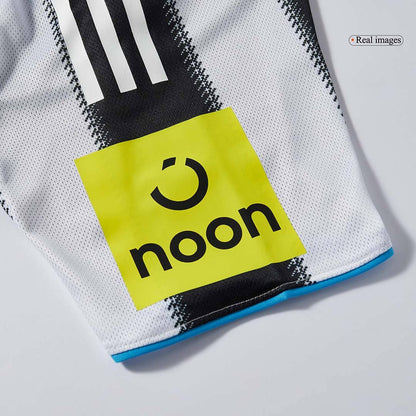 Camiseta de fútbol del Newcastle United, versión jugador, local, temporada 2025/26, blanca y negra.