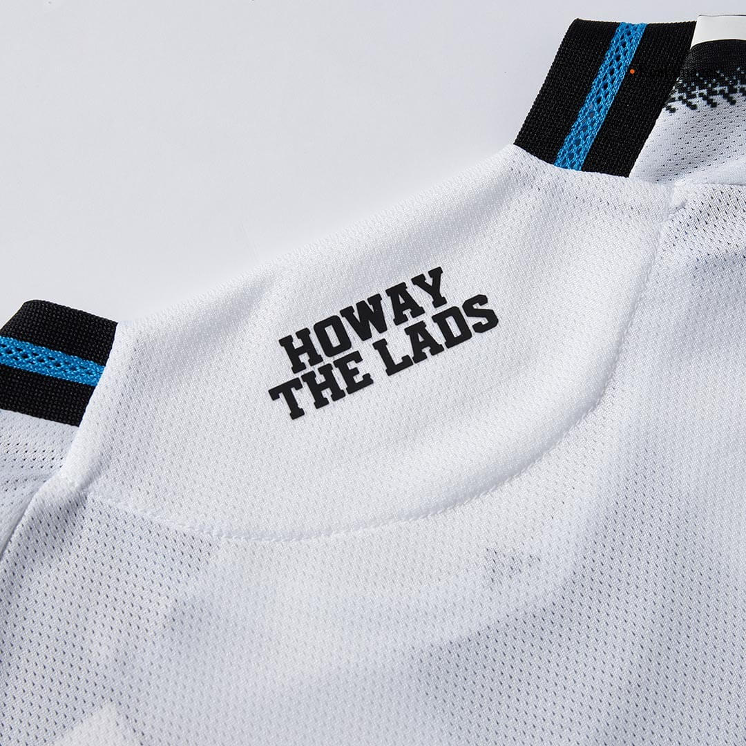 Camiseta de fútbol del Newcastle United, versión jugador, local, temporada 2025/26, blanca y negra.