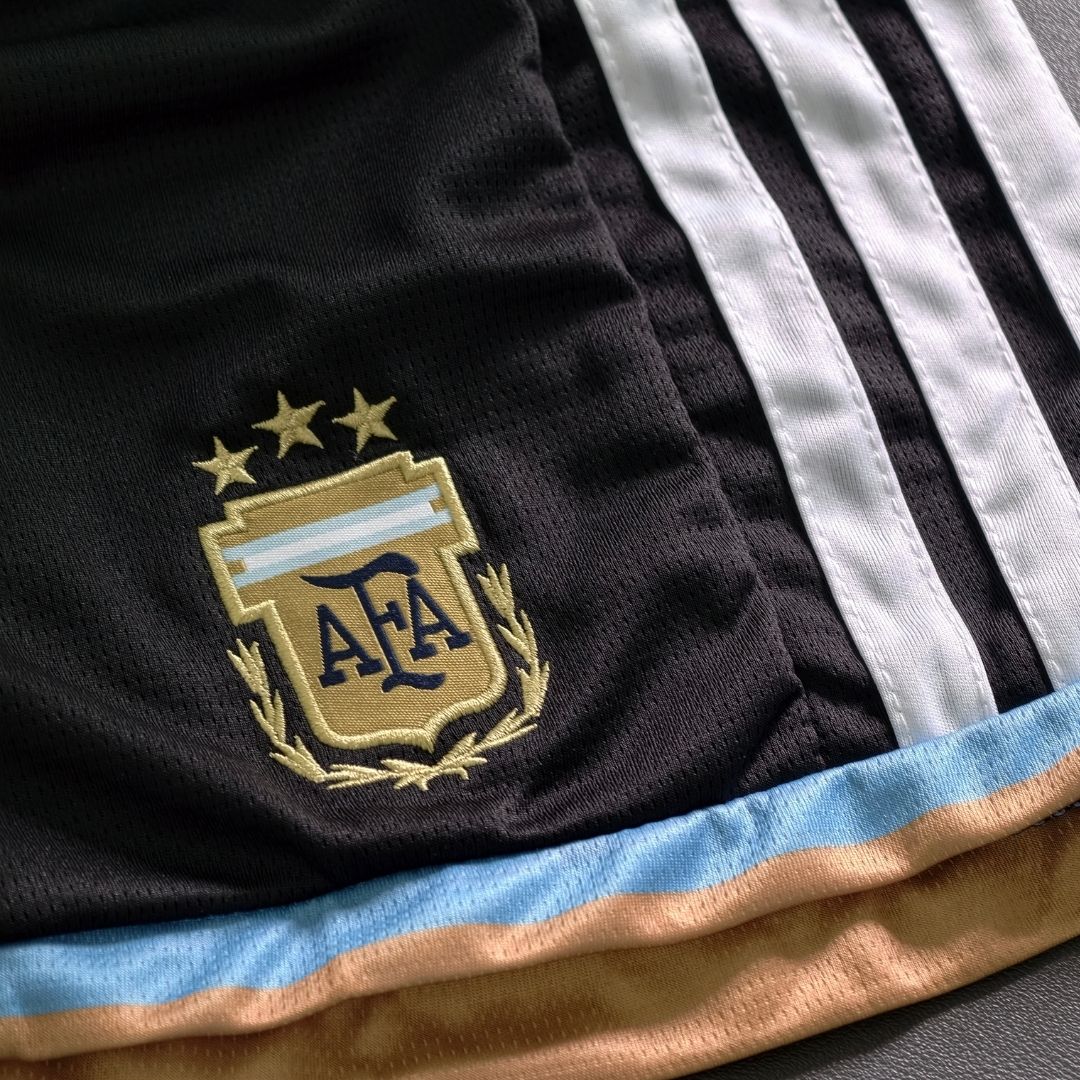 Kit de camiseta local de Argentina para niños (Camiseta y pantalones cortos 2026)