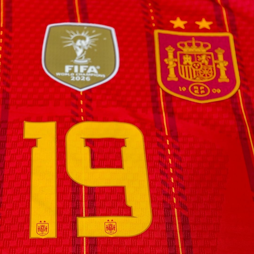 CAMISETA DE JUGADOR LOCAL DE ESPAÑA LAMINE YAMAL #19 VERSIÓN GANADOR COPA DEL MUNDO 2026