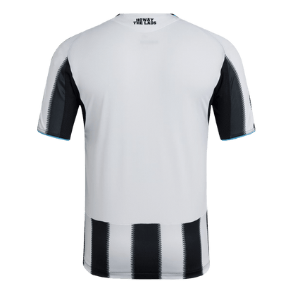 Camiseta de fútbol del Newcastle United, versión jugador, local, temporada 2025/26, blanca y negra.