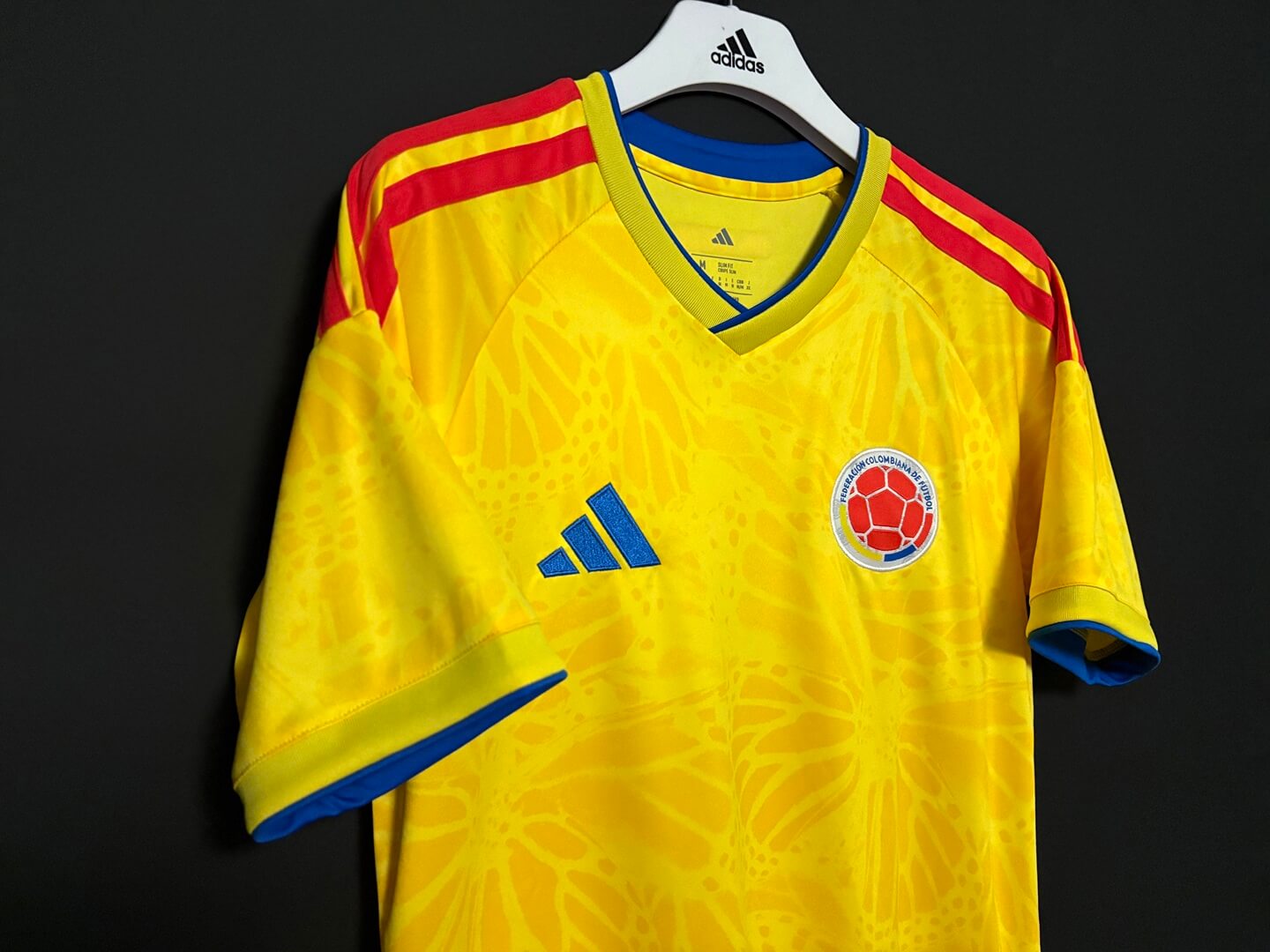 Camiseta de fútbol local de Colombia para la Copa Mundial 2026
