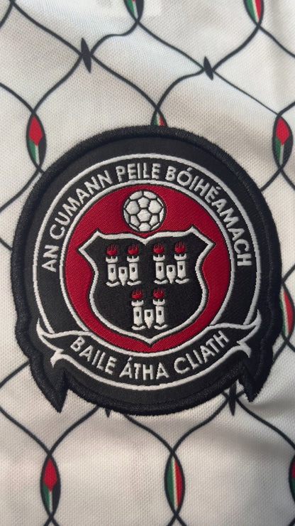 Camiseta de visitante Bohemian FC x Kneecap 2026